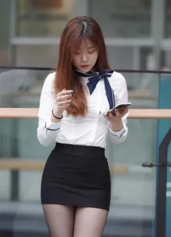 Phong cách thanh lịch của các cô gái văn phòng tại nơi làm việc