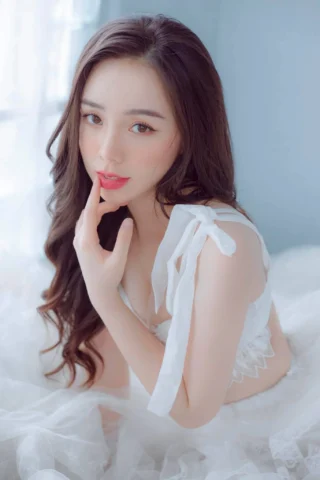 Quỳnh Kool toát lên sự duyên dáng với nụ cười tươi