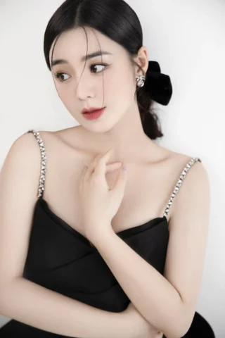 Quỳnh Kool cuốn hút từ ánh nhìn đầu tiên với vẻ đẹp rạng ngời