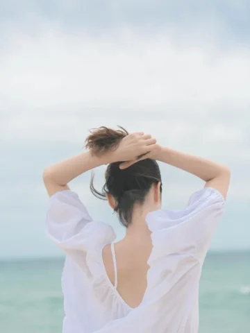 Ảnh cô gái quay lưng đẹp, tạo nét quyến rũ và huyền bí.