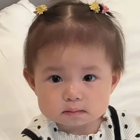 Ảnh avatar cute em bé, đáng yêu khiến bạn tan chảy.