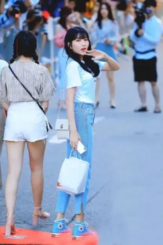 Gái xinh dạo phố với nụ cười tỏa sáng