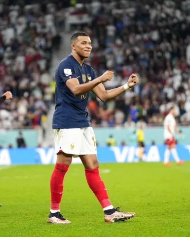 Chiêm ngưỡng ảnh Mbappe đẹp trai hút hồn