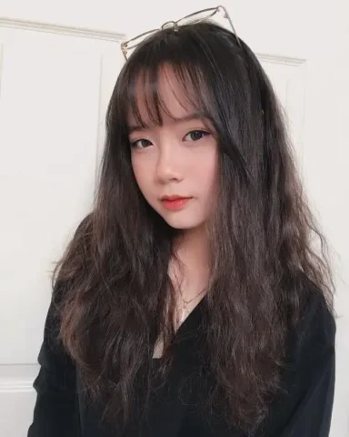 Nét duyên dáng tự nhiên của gái xinh tóc dài đeo kính
